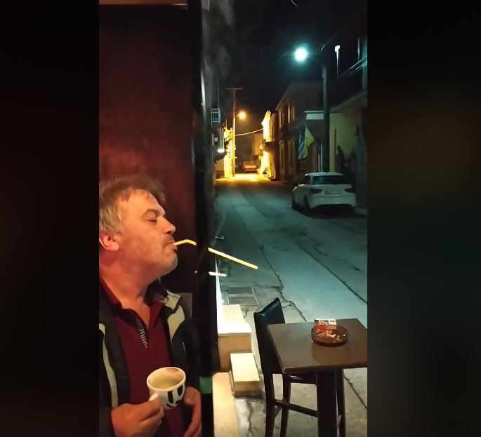 'Έλληνας καπνίζει σε εσωτερικό χώρο και βγάζει τον καπνό από καλαμάκι