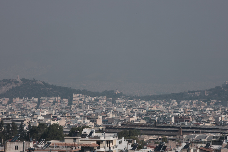 Μαύρος καπνός πάνω από την Αθήνα