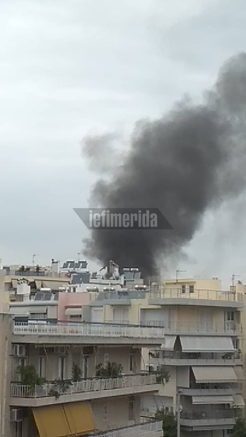 Μαύρος καπνός πάνω από πολυκατοικίες