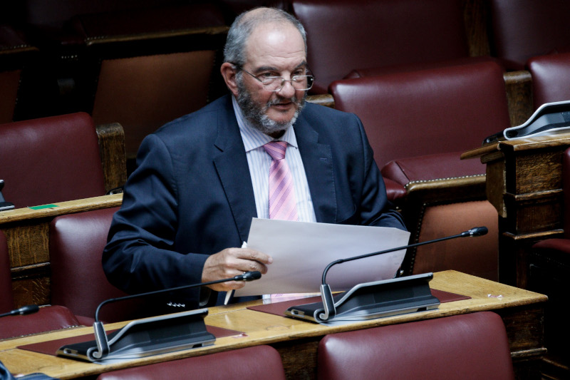 Ο Κώστας Καραμανλής στα «ορεινά» έδρανα της αίθουσας της Ολομέλειας