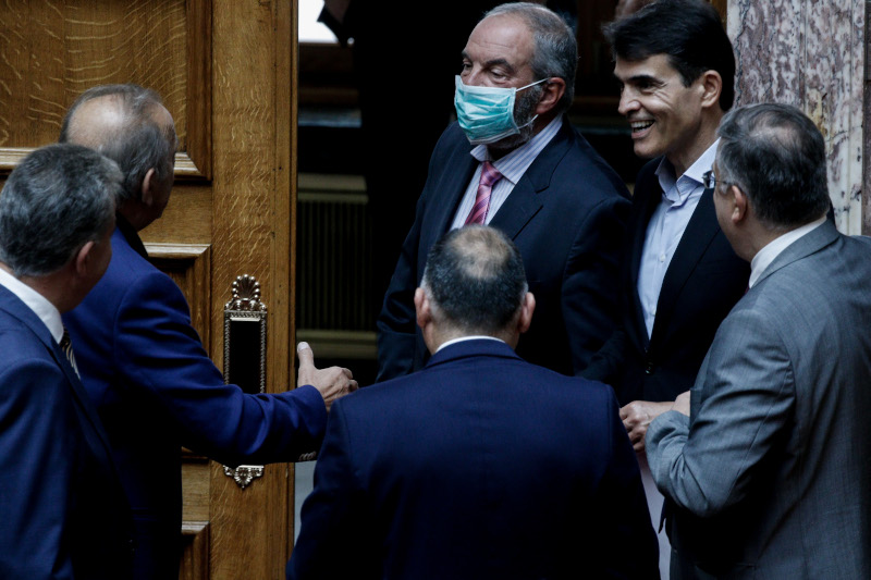 Καραμανλής με μάσκα