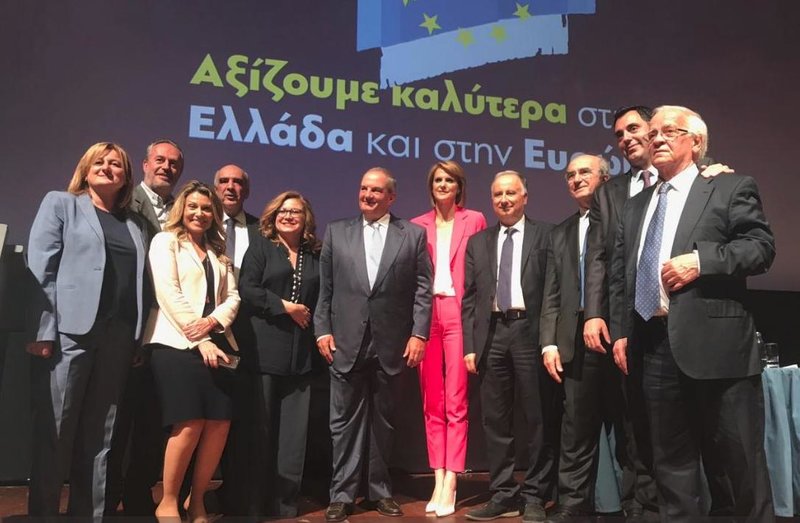 Η ομάδα της ΝΔ με τον Κώστα Καραμανλή στη μέση