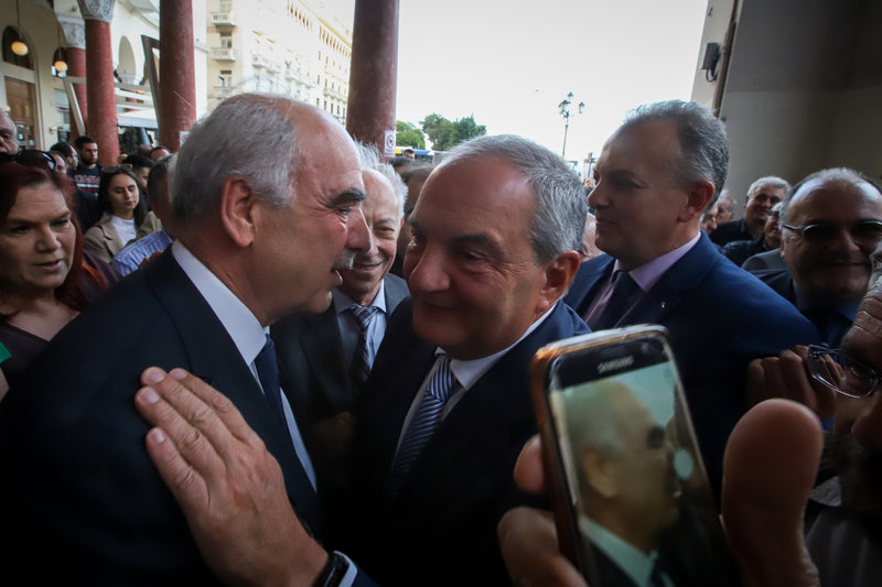 Οι κ. Μεϊμαράκης και Καραμανλής εισέρχονται στο κτίριο υπό τις επευφημίες φίλων της ΝΔ