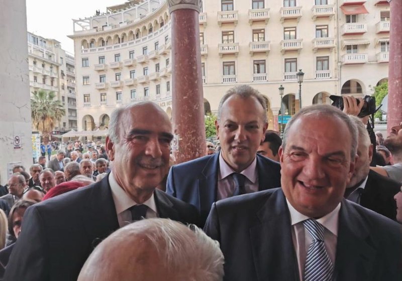 Οι κ. Μεϊμαράκης και Καραμανλής εισέρχονται στο κτίριο υπό τις επευφημίες φίλων της ΝΔ
