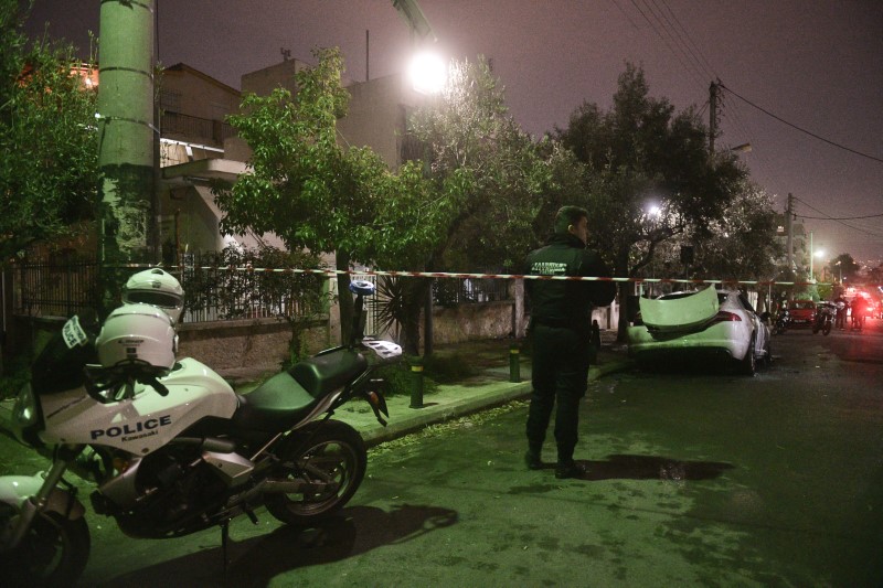 Στο σημείο έχουν σπεύσει άνδρες της ΕΛ.ΑΣ. και πυροτεχνουργοί, προκειμένου να συλλέξουν στοιχεία -