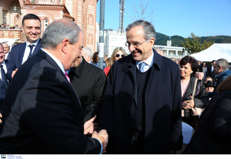 Η χειραψία δύο πρώην πρωθυπουργών. Κώστας Καραμανλής και Αντώνης Σαμαράς