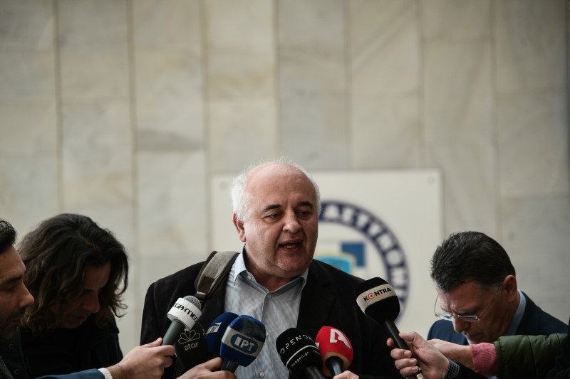 Ο Νίκος Καραθανασόπουλος (ΚΚΕ) κάνει δηλώσεις έξω από την ΓΑΔΑ