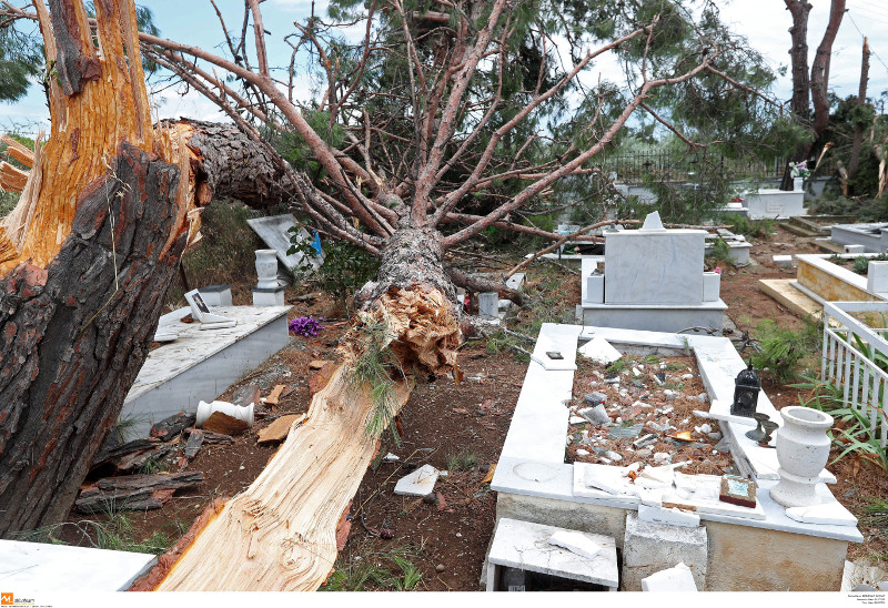 Η θεομηνία δεν άφησε τίποτα όρθιο στο νεκροταφείο της Σωζόπολης