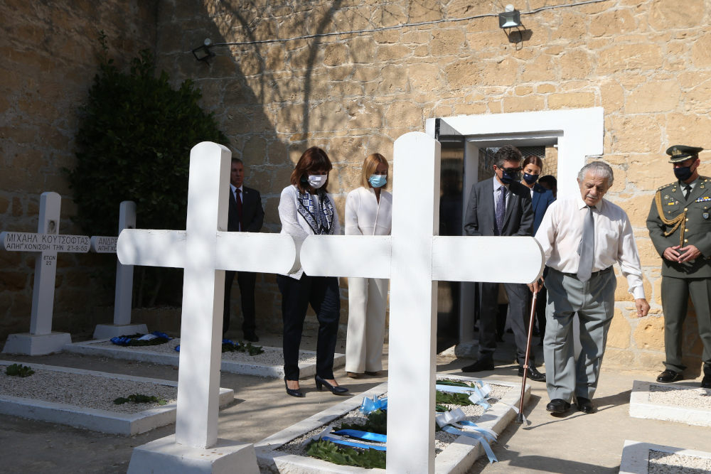 Η Κατερίνα Σακελλαροπούλου στα «φυλακισμένα μνήματα» στην Κύπρο