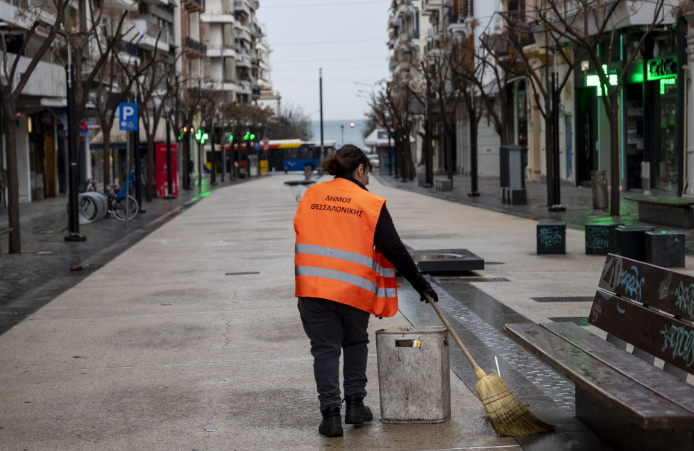 Καθαρίστρια σε άδειο δρόμο στην Θεσσαλονίκη
