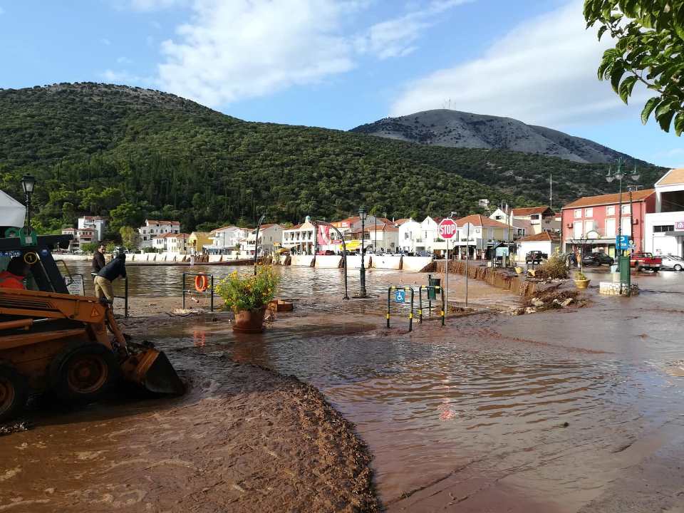 Τα λασπόνερα έχουν πλημμυρίσει στο χωριό της Αγίας Ευφημίας