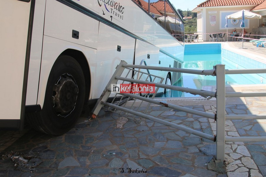 Λεωφορείο μέσα σε πισίνα ξενοδοχείου