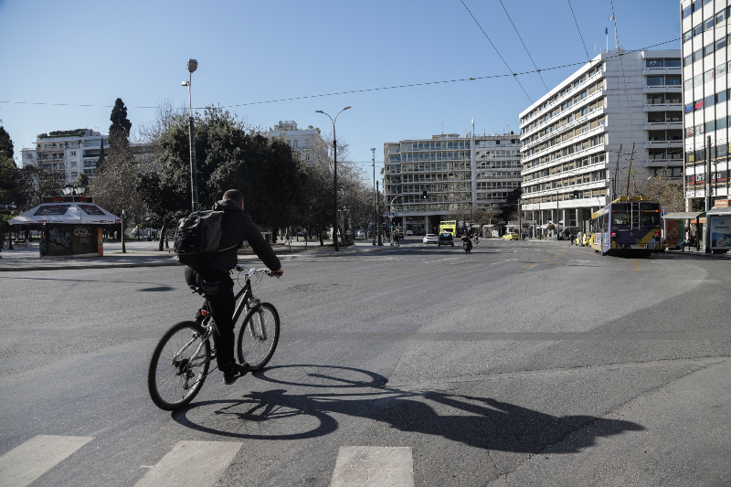 Αλλος ένας ποδηλάτης στο άδειο Σύνταγμα