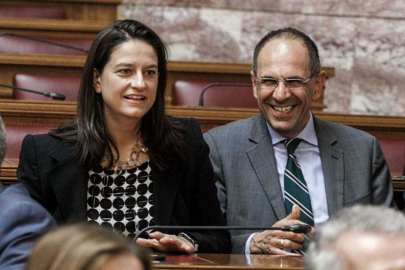 Η υπουργός Νίκη Κεραμέως κάθεται δίπλα στον υπουργό Επικρατείας, Γιώργο Γεραπετρίτη.