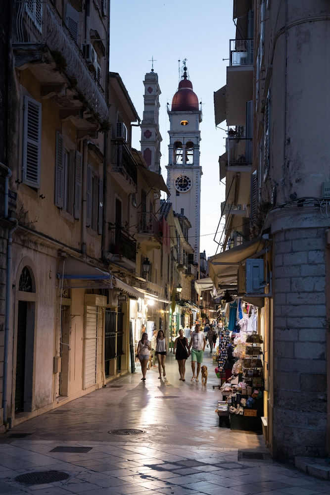 Τουρίστες στα γραφικά σοκάκια της Κέρκυρας