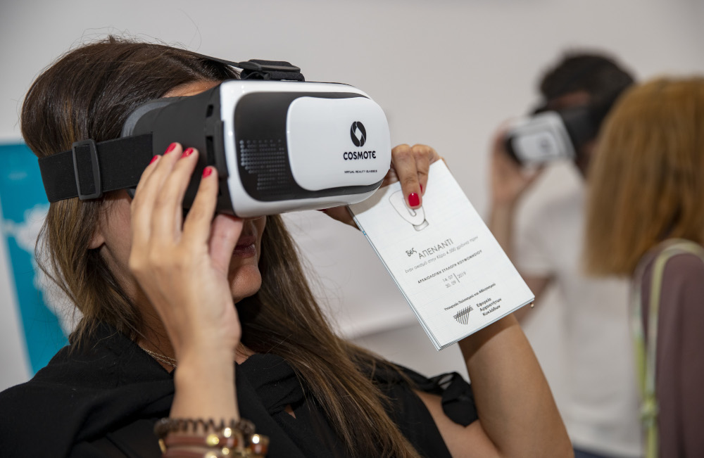 Με τα ειδικά γυαλιά εικονικής πραγματικότητας της COSMOTE οι επισκέπτες έχουν τη δυνατότητα να «επισκεφθούν» την Κέρο
