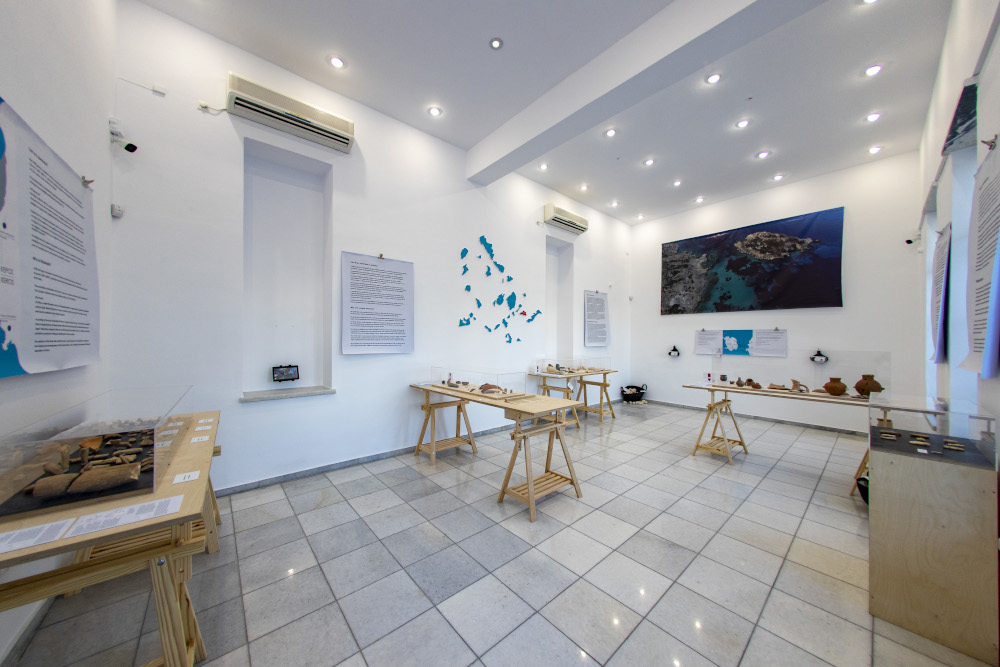 Ορισμένα από τα ευρήματα που οδήγησαν τους αρχαιολόγους στα εντυπωσιακά συμπεράσματα βρίσκονται στην έκθεση στο Κουφονήσι 