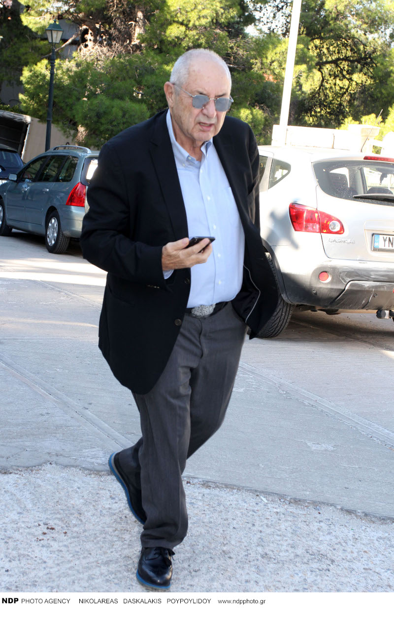 Δάκης Ιωάννου στην κηδεία της Σοφίας Κοκοσαλάκη