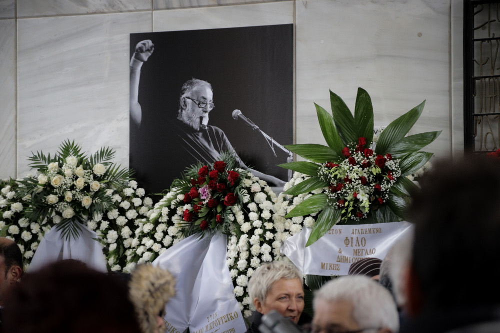 Πλήθος κόσμου στην πολιτική κηδεία του Θάνου Μικρούτσικου