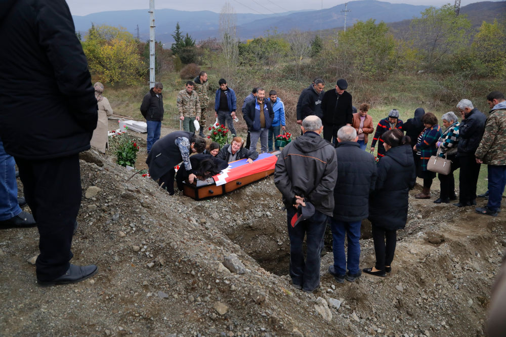 Αρμένιοι κηδεύουν θύμα των συρράξεων στο Ναγκόρνο Καραμπάχ