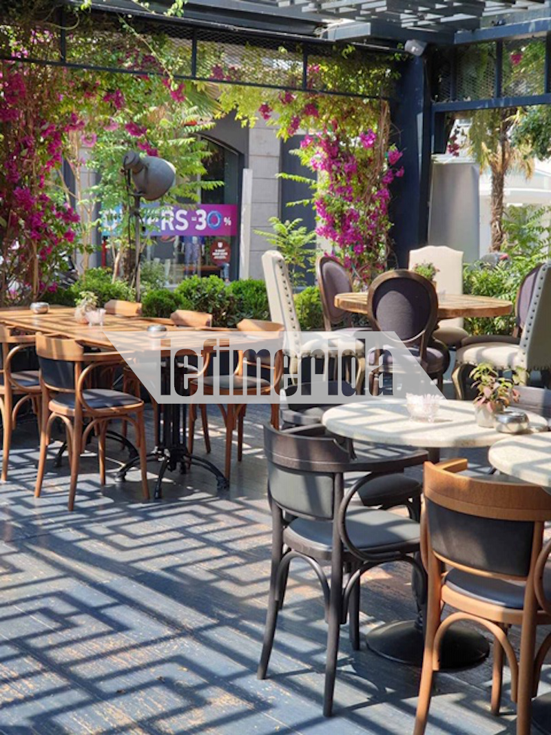 Τραπεζάκια και καρέκλες με τις απαραίτητες αποστάσεις ασφαλείας σε καφετέρια στην Κηφισιά