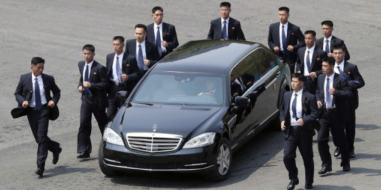 Οι σωματοφύλακες του Κιμ Γιονγκ Ουν τρέχουν δίπλα στην λιμουζίνα του 