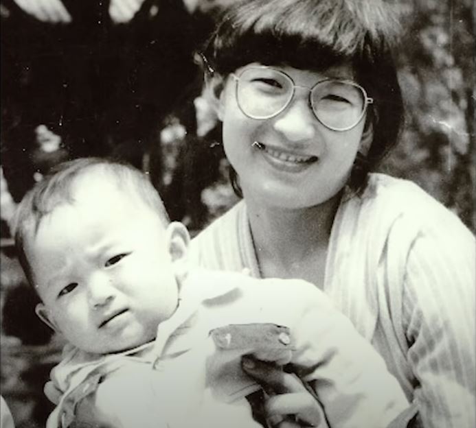 Ο Μάο Γιν με την μητέρα του 