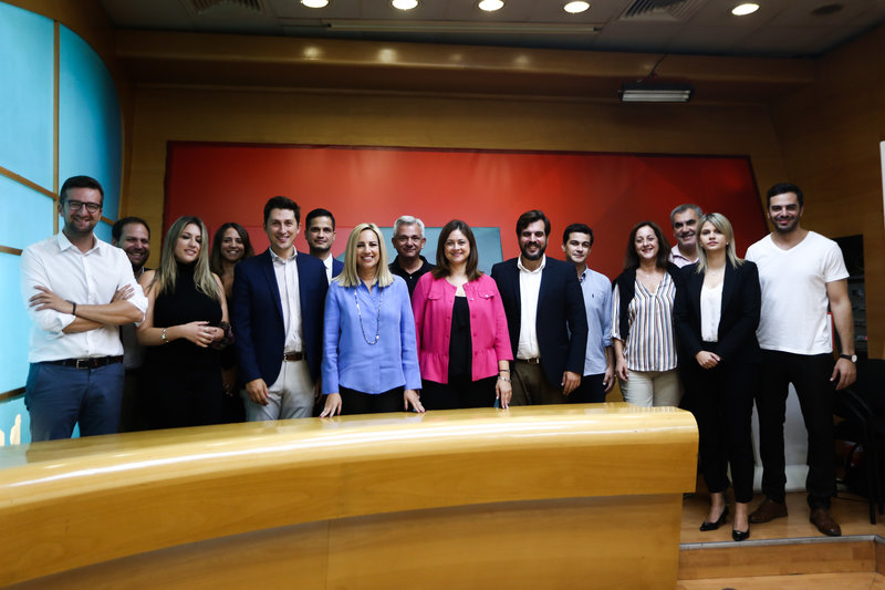Η Φώφη Γεννηματά με όλη την ομάδα επικοινωνίας του ΚΙΝΑΛ -Φωτογραφία: ΧΡΗΣΤΟΣ ΜΠΟΝΗΣ//EUROKINISSI