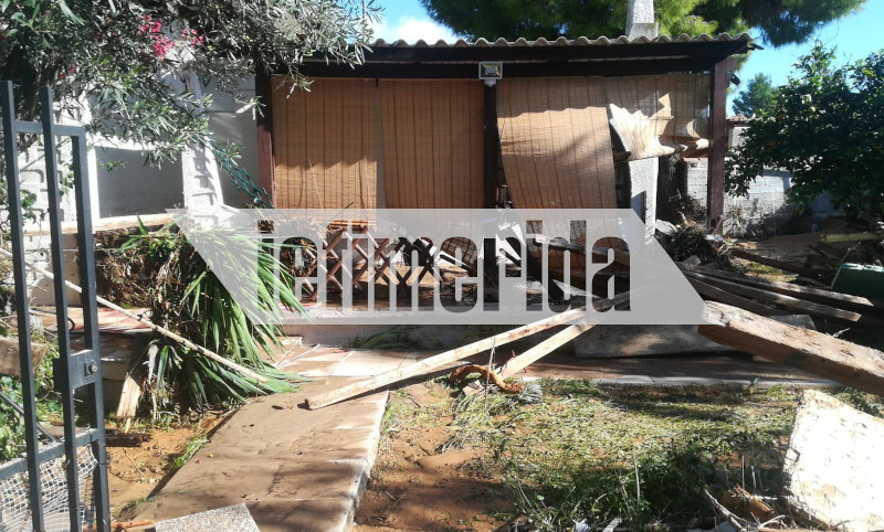 Η απόλυτη καταστροφή σε αυλή σπιτιού στην Κινέτα