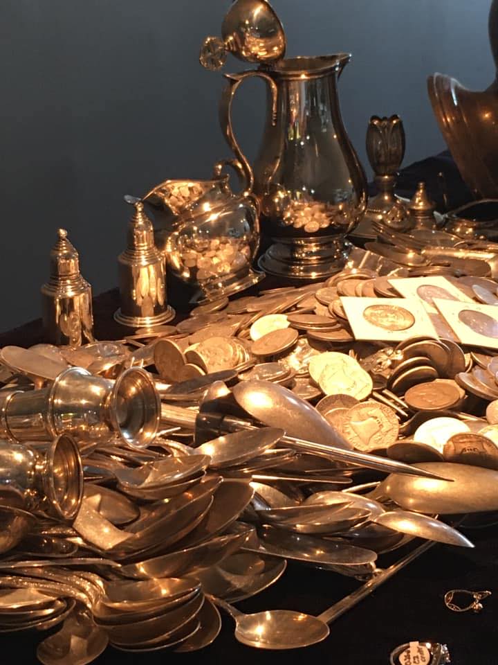 Χρυσά νομίσματα και μαχαιροπίρουνα 