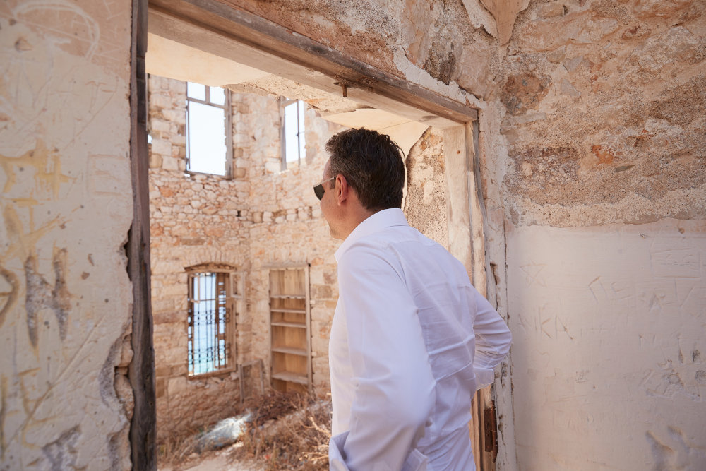 Ο Πρωθυπουργός περπάτησε στο παραλιακό μέτωπο του νησιού