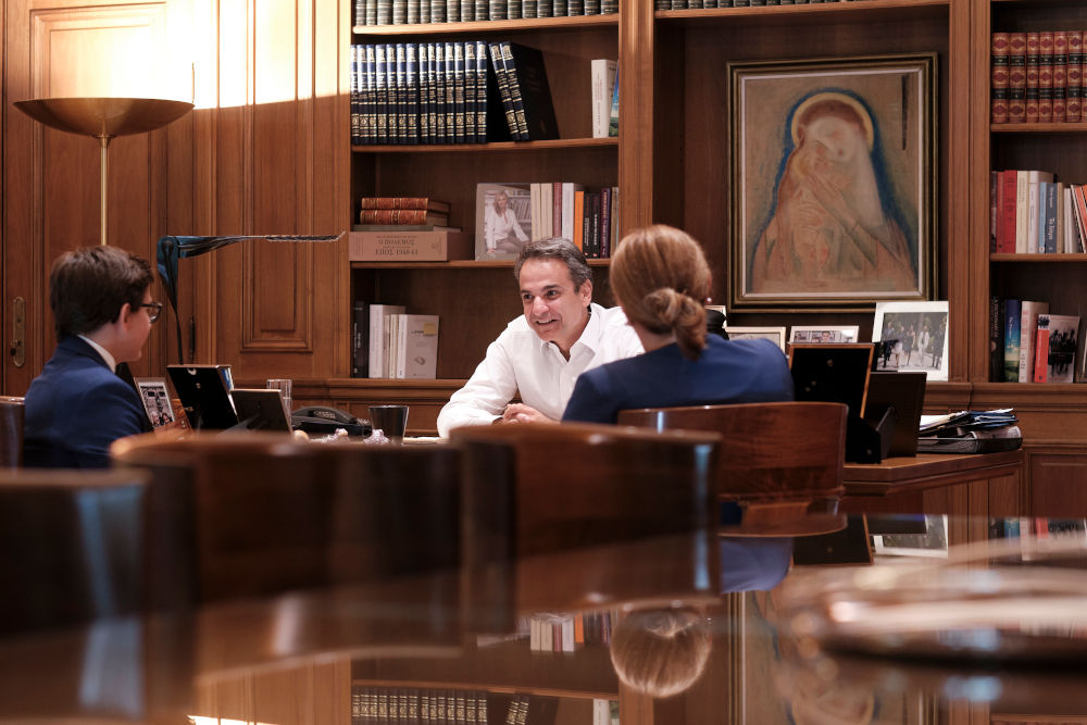 Στο γραφείο του Μαξίμου υποδέχτηκε ο Κυριάκος Μητοστάκης τον 13χρονο που διακρίθηκε στον διεθνή διαγωνισμό ποίησης