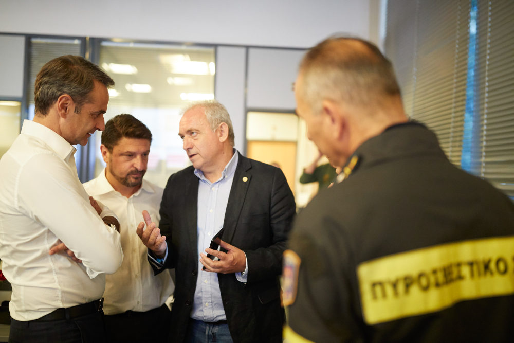 Η Κυριάκος Μητσοτάκης ενημερώνεται από τους καθ' ύλην αρμόδιους για τις επόμενες ώρες μετά τον σεισμό στην Αθήνα