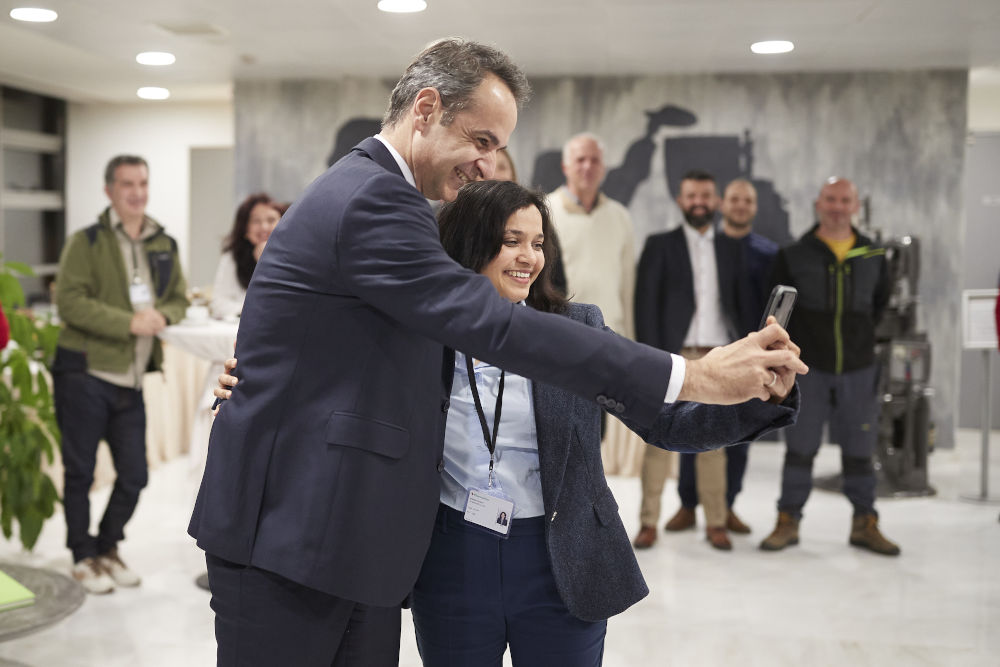 Ο Κυριάκος Μητσοτάκης έβγαλε selfie με εργαζομένους της Pharmathen/ Φωτογραφία: InTime News