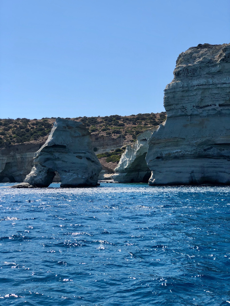 Γαλάζια διάφανα νερά.