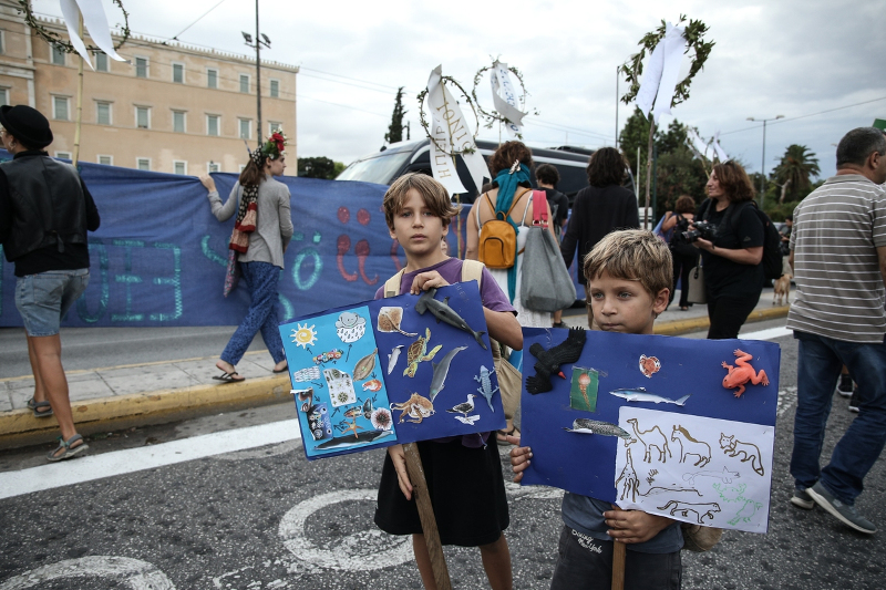 ÎœÎ¹ÎºÏÎ¿Î¯ ÎºÎ±Î¹ Î¼ÎµÎ³Î¬Î»Î¿Î¹ Î´Î¹Î±Î´Î·Î»ÏŽÎ½Î¿Ï…Î½ ÏƒÏ„Î¿ ÎºÎ­Î½Ï„ÏÎ¿ Î³Î¹Î± Ï„Î·Î½ ÎºÎ±Ï„Î±Ï€Î¿Î»Î­Î¼Î·ÏƒÎ· Ï„Î·Ï‚ ÎºÎ»Î¹Î¼Î±Ï„Î¹ÎºÎ®Ï‚ Î±Î»Î»Î±Î³Î®Ï‚ / Î¦Ï‰Ï„Î¿Î³ÏÎ±Ï†Î¯Î±: SOOC / ÎÎ¯ÎºÎ¿Ï‚ Î Î±Î»Î±Î¹Î¿Î»ÏŒÎ³Î¿Ï‚