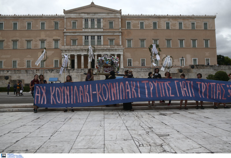 Î Î¿Î»Î¯Ï„ÎµÏ‚ ÏƒÏ…Î³ÎºÎµÎ½Ï„ÏÏŽÎ¸Î·ÎºÎ±Î½ Î¼Îµ Ï€Î±Î½ÏŒ Î­Î¾Ï‰ Î±Ï€ÏŒ Ï„Î· Î’Î¿Ï…Î»Î®, Î´Î¹Î±Î¼Î±ÏÏ„Ï…ÏÏŒÎ¼ÎµÎ½Î¿Î¹ Î³Î¹Î± Ï„Î·Î½ ÎºÎ»Î¹Î¼Î±Ï„Î¹ÎºÎ® Î±Î»Î»Î±Î³Î® / Î¦Ï‰Ï„Î¿Î³ÏÎ±Ï†Î¯Î±: Intimenews/Î¤Î–Î‘ÎœÎ‘Î¡ÎŸÎ£ Î Î‘ÎÎ‘Î“Î™Î©Î¤Î—Î£