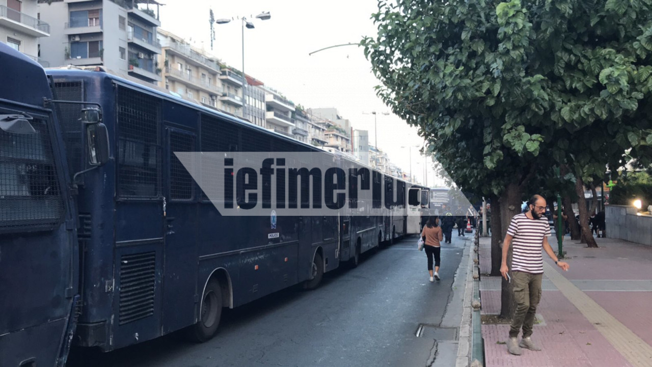 δίκη χρυσής Αυγής κλούβες ματ