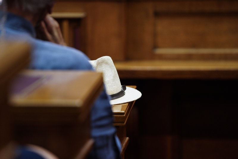 Το καπέλο του Βασίλη Βασιλικού στα έδρανα της ΚΟ του ΣΥΡΙΖΑ