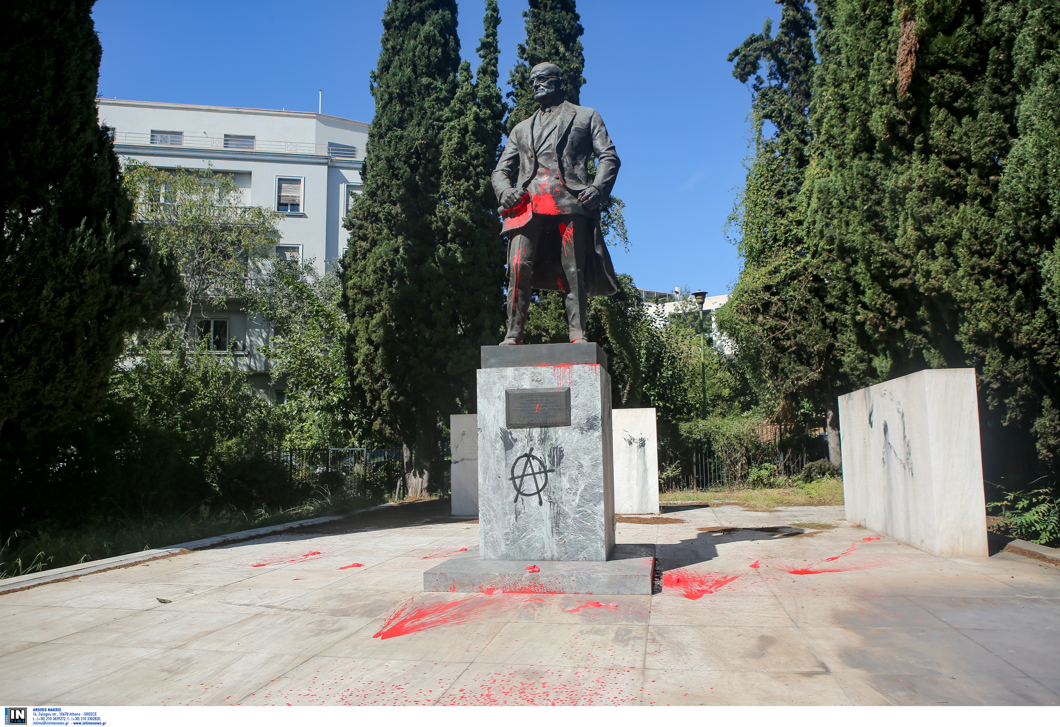 Διαδηλωτές πέταξαν κόκκινη μπογιά στο άγαλμα του Τρούμαν