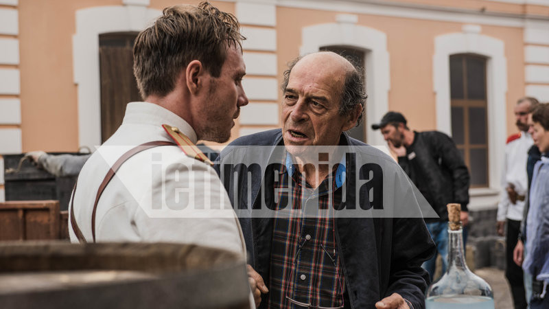 Ο Μανούσος Μανουσάκης δίνει τις τελευταίες οδηγίες στους ηθοποιούς στα γυρίσματα της σειράς «Το Κόκκινο Ποτάμι»