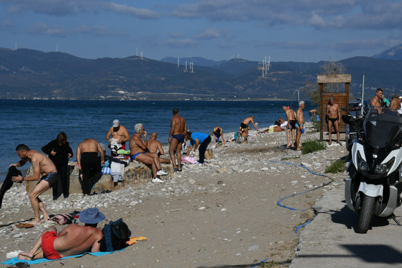 Για μπάνιο οι πολίτες στην Πάτρα εν μέσω lockdown