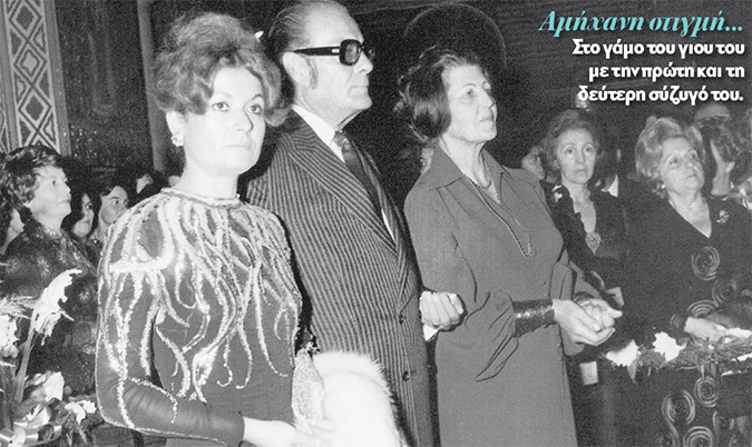 Με την τελευταία του σύζυγο αριστερά, Φιλιώ Κεκάτου και την πρώτη του σύζυγο Γιούλη Γεωργοπούλου δεξιά, στο γάμο του Δημήτρη Κωνσταντάρα