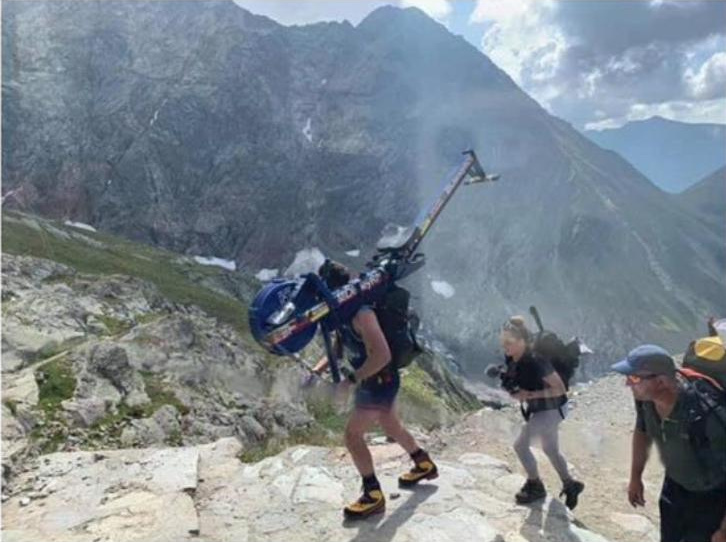Ορειβάτης στο Mont Blanc με κωπηλατικό μηχάνημα