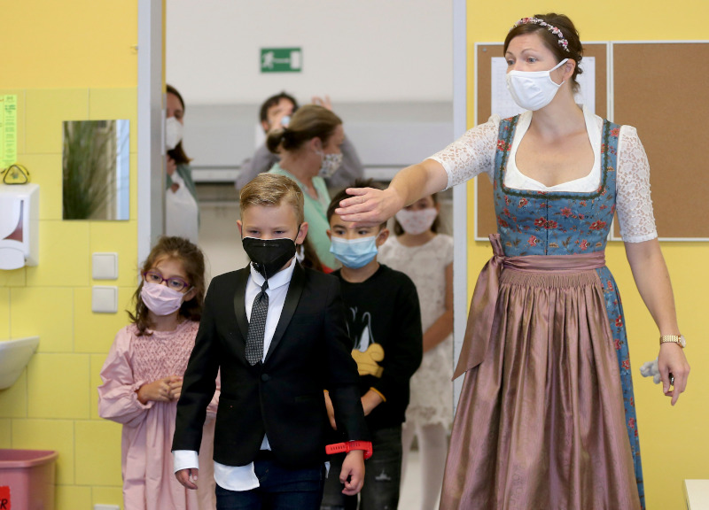 Μαθητές και δασκάλα με μάσκες σε σχολείο στην Αυστρία