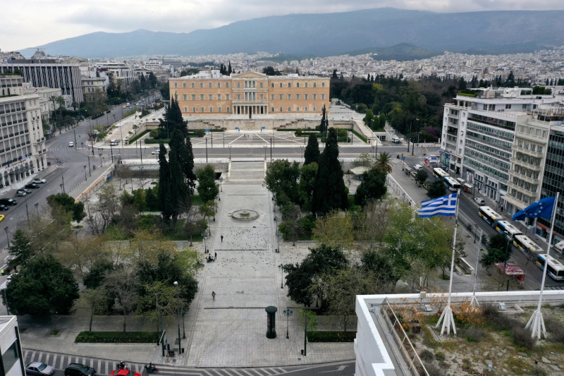 Τα πρόωρα περιοριστικά μέτρα συνέβαλαν στην μείωση της εξάπλωσης του κορωνοϊού σε χώρες της Ανατολικής Ευρώπης. Εδώ, η άδεια πλατεία Συντάγματος