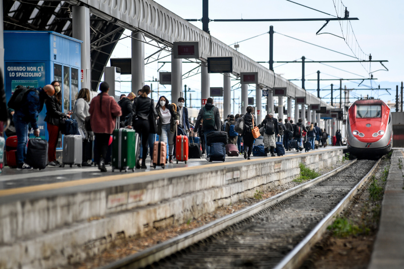 Μετά από περισσότερο από δύο μήνες σε καραντίνα, οι Ιταλοί μπορούν και πάλι να επισκεφθούν τους συγγενείς τους