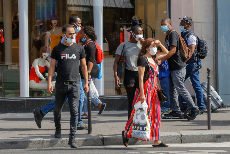 Κόσμος με μάσκες για ψώνια