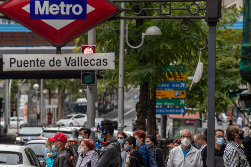Κόσμος σε στάση λεωφορείου στηΜαδρίτη
