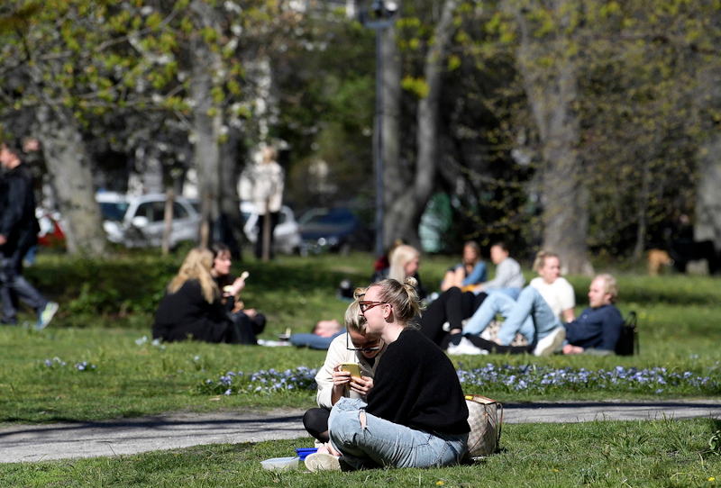 Η ηλιόλουστη χθεσινή μέρα, έκανε τους Σουηδούς να ξεχυθούν στα πάρκα